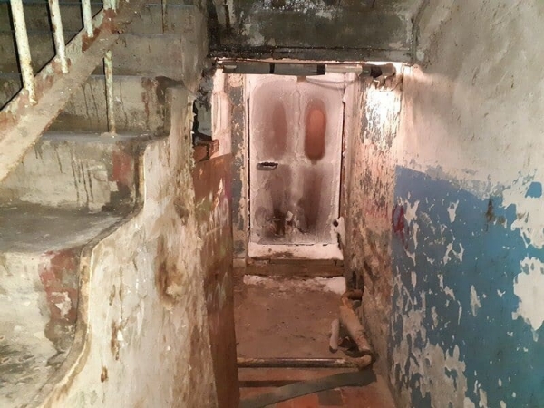 Дыры в полу и другие чудовищные условия: 14 ветхих и аварийных домов России, в которых живут люди