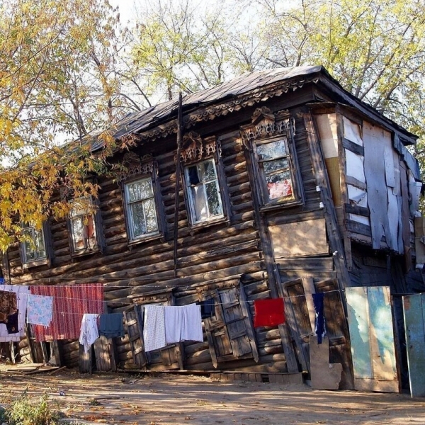Дыры в полу и другие чудовищные условия: 14 ветхих и аварийных домов России, в которых живут люди