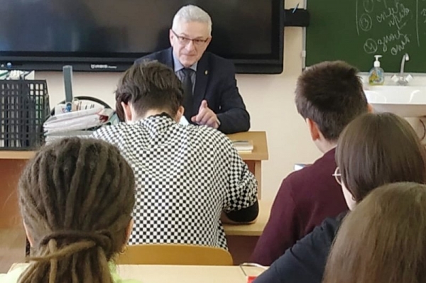 Председатель Совета ветеранов УВД рассказал школьникам об учебе в ведомственных ВУЗах 