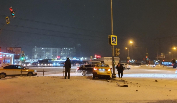 Таксист врезался в столб в новой части Зеленограда