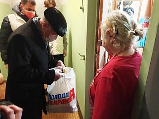 Депутат Мособлдумы и волонтеры Солнечногорска продолжают доставлять жителям продукты из «Доброй корзины»