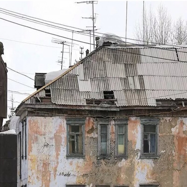Дыры в полу и другие чудовищные условия: 14 ветхих и аварийных домов России, в которых живут люди