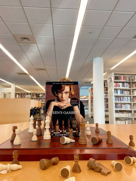 Люди подставляют лица к обложкам книг, и вот 19 суперточных попаданий