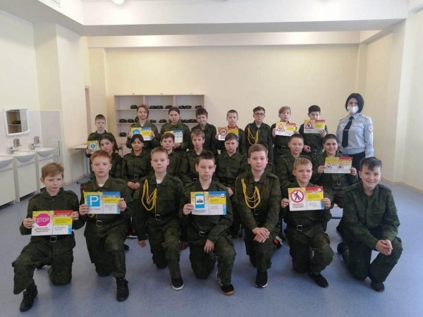 Сотрудники ГИБДД Зеленоградского округа провели урок по правилам дорожного движения в кадетском классе