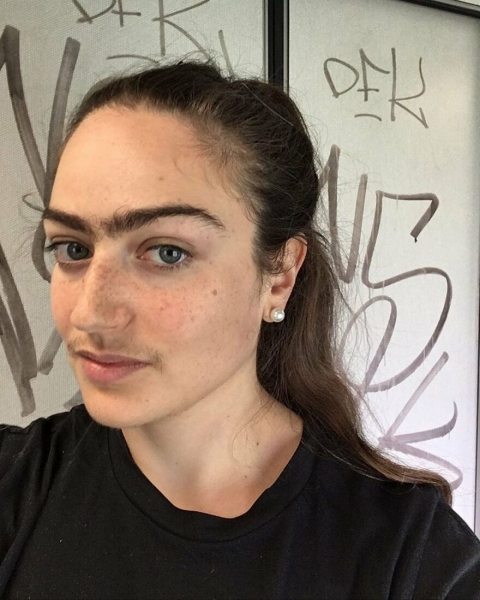 Девушка перестала удалять волосы на лице, приняв себя такой, как есть и вот, как она, теперь выглядит