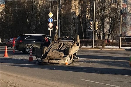Возле ТЦ «Панфиловский» произошло ДТП с «перевертышем»