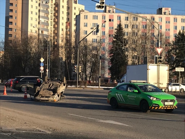 Возле ТЦ «Панфиловский» произошло ДТП с «перевертышем»