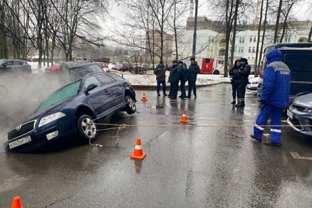 Две машины провалились под асфальт в 9 микрорайоне