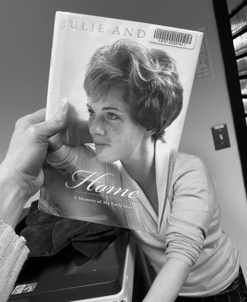 Люди подставляют лица к обложкам книг, и вот 19 суперточных попаданий