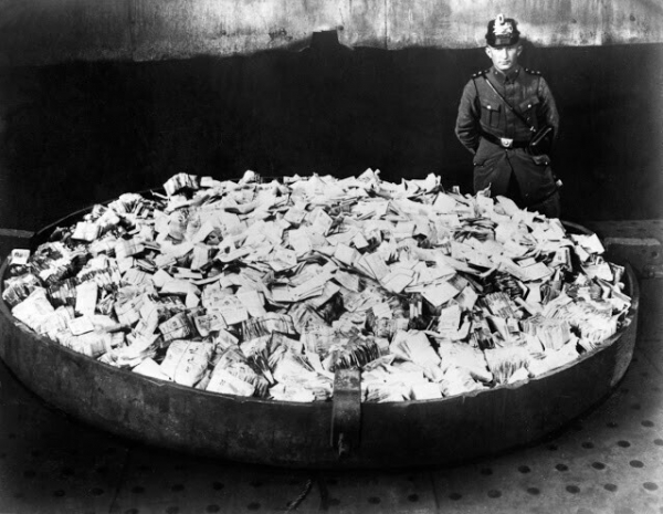 Германия в эпоху гиперинфляции: исторические кадры 1920-х годов