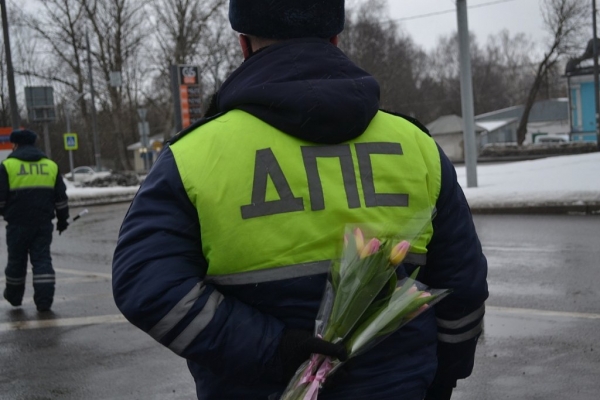 Общественный совет и инспекторы ГИБДД Зеленограда поздравили автоледи с Международным женским днем
