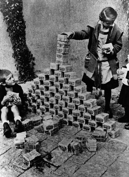 Германия в эпоху гиперинфляции: исторические кадры 1920-х годов