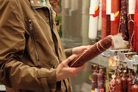 Из продуктового магазина в 3 микрорайоне украли 44 батона колбасы