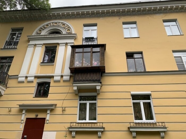 17 самых суровых российских балконов, дизайн которых видно с улицы