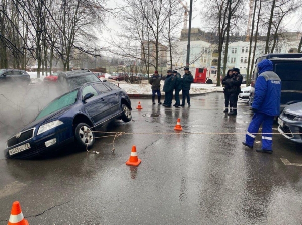 В Зеленограде из-за провала грунта под землю ушли два автомобиля