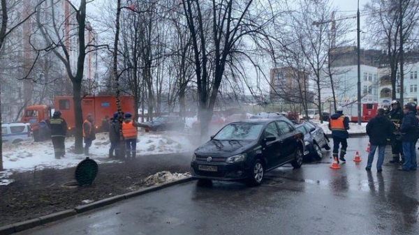 В Зеленограде из-за провала грунта под землю ушли два автомобиля