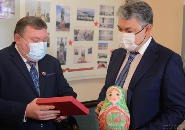 Посол Казахстана презентовал зеленоградской школе №1912 вытканную картину