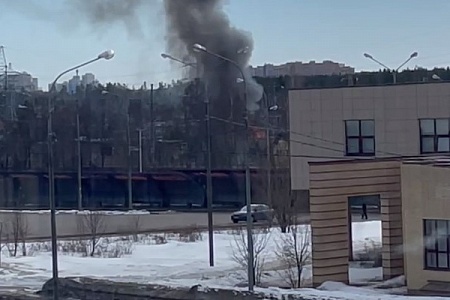 Под Зеленоградом горит частный дом