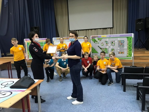 Зеленоградские сотрудники ГИБДД поздравили юных инспекторов дорожного движения с 48-й годовщиной образования отрядов ЮИД