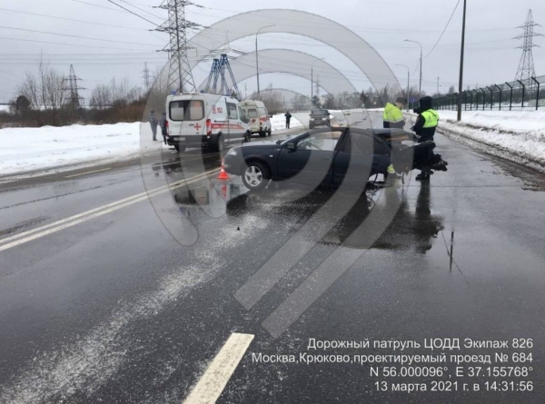 В Зеленограде после столкновения с опорой освещения разорвало автомобиль