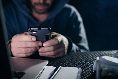 Сотрудник банка в Зеленограде помог пенсионеру не стать жертвой аферы