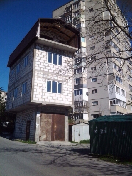 Царь-гаражи и другие необычные и незаконные постройки, в которых живут люди