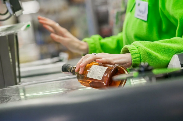 В Зеленограде полицейские задержали подозреваемую в продаже алкоголя несовершеннолетней