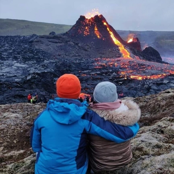 Сфотографироваться с извергающимся вулканом: 19 потрясающих кадров из Исландии