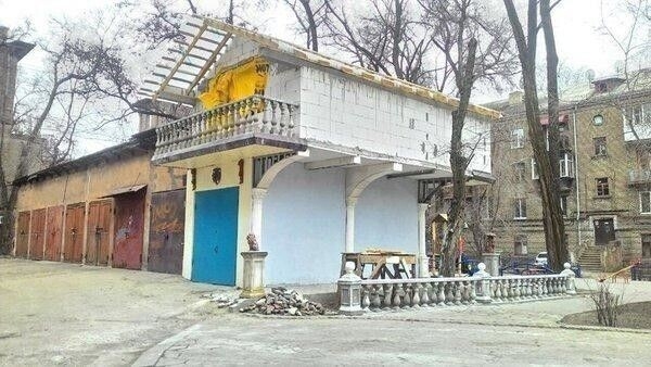 Царь-гаражи и другие необычные и незаконные постройки, в которых живут люди
