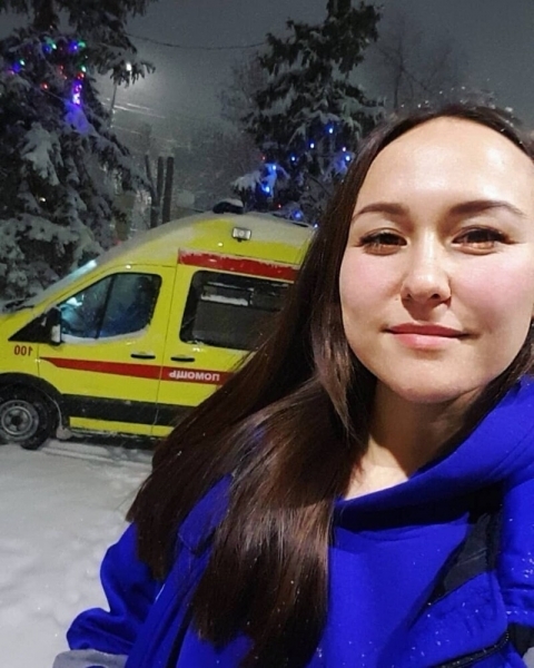 Год на передовой борьбы: 17 красавиц, работающих на скорой помощи