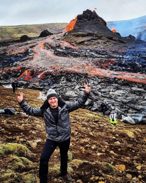 Сфотографироваться с извергающимся вулканом: 19 потрясающих кадров из Исландии