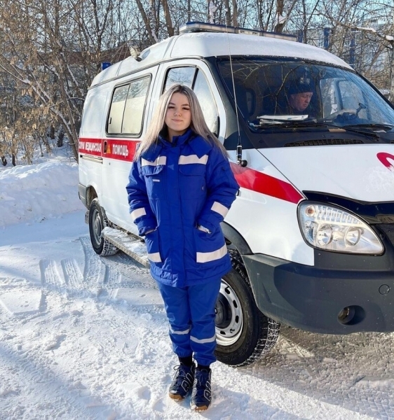 Год на передовой борьбы: 17 красавиц, работающих на скорой помощи