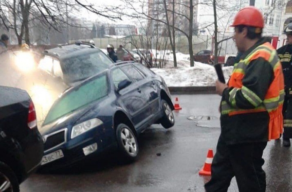 В Зеленограде из-за провала грунта под землю ушли два автомобиля
