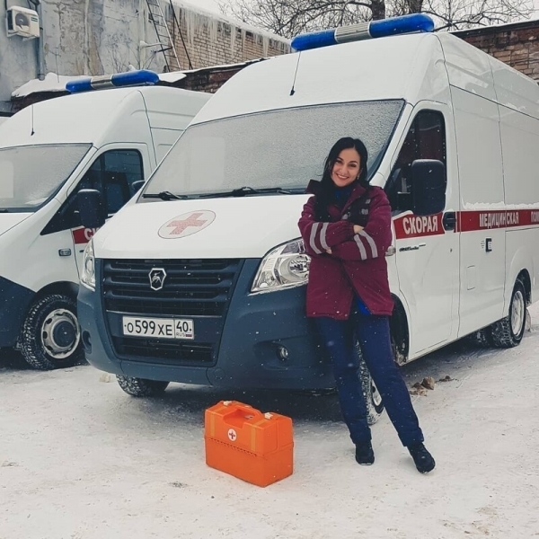 Год на передовой борьбы: 17 красавиц, работающих на скорой помощи