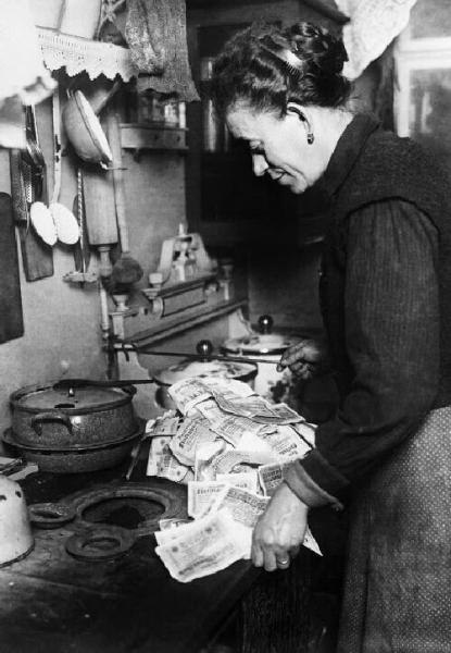 Германия в эпоху гиперинфляции: исторические кадры 1920-х годов