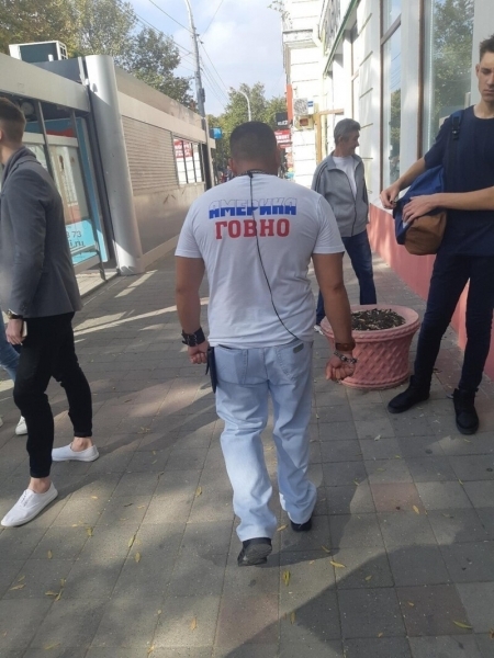 15 дурацких футболок с надписями, которые неуместны в любой ситуации