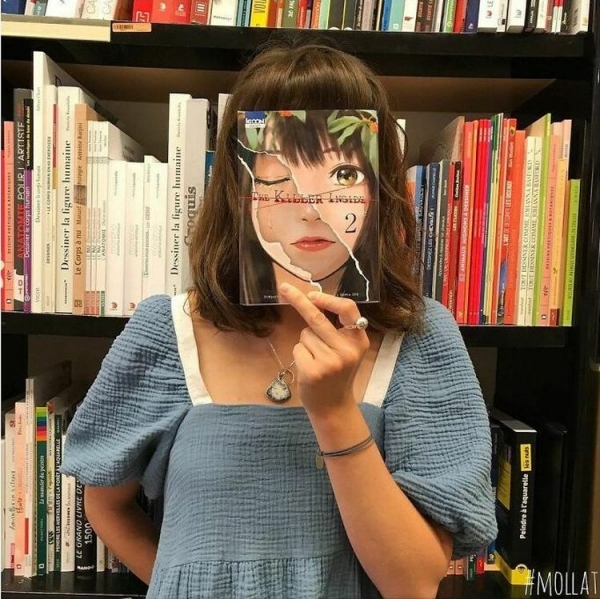 Люди подставляют лица к обложкам книг, и вот 19 суперточных попаданий