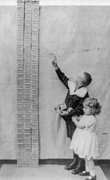 Германия в эпоху гиперинфляции: исторические кадры 1920-х годов