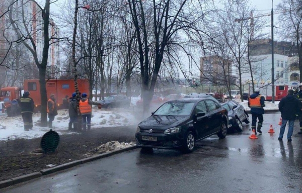 Две машины провалились под асфальт в 9 микрорайоне