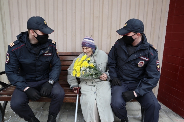 Полицейские Зеленограда помогли пожилой женщине, упавшей в своей квартире