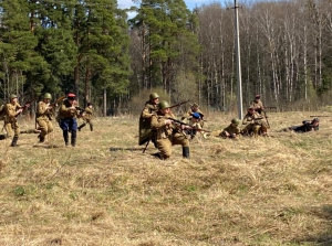Военно-историческая реконструкция, выставка оружия, военно-спортивные соревнования: в воскресенье под Зеленоградом прошел фестиваль «Победный рубеж»