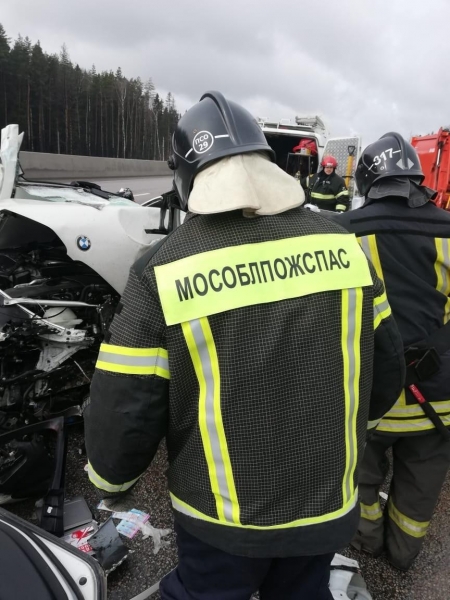 Водитель BMW получил множественные переломы при аварии с автобусом