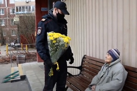 Сотрудники полиции Зеленограда помогли упавшей в квартире пенсионерке