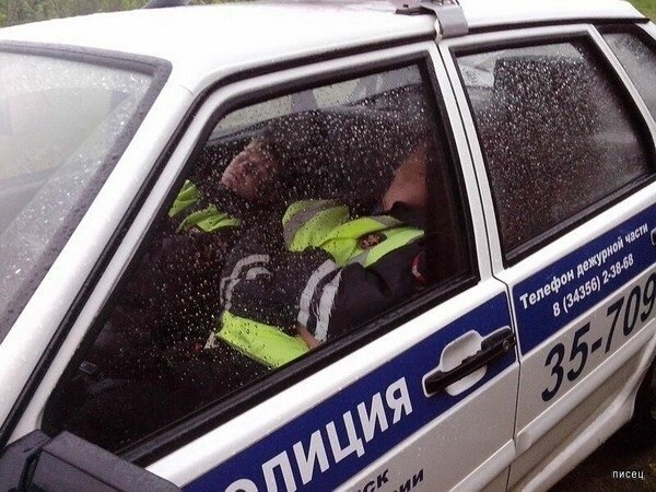 15 фотографий о том, что человек вообще не выспался и собирался утром в очень быстром темпе