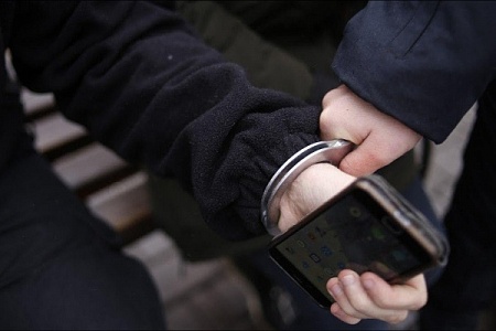 Бомж выманил у прохожего телефон на станции Крюково