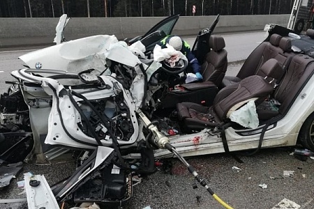 Водитель BMW получил множественные переломы при аварии с автобусом