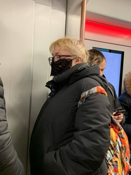 19 «модных» пассажиров, которые ехали в метро и удивили окружающих своими «стильными» нарядами
