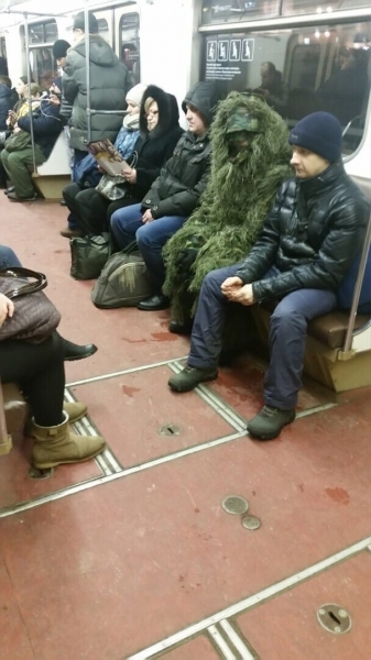 19 «модных» пассажиров, которые ехали в метро и удивили окружающих своими «стильными» нарядами