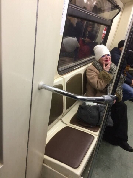 19 «модных» пассажиров, которые ехали в метро и удивили окружающих своими «стильными» нарядами