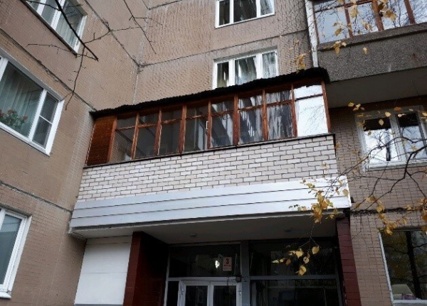 Незаконный балкон демонтируют в Зеленограде по требованию Мосжилинспекции